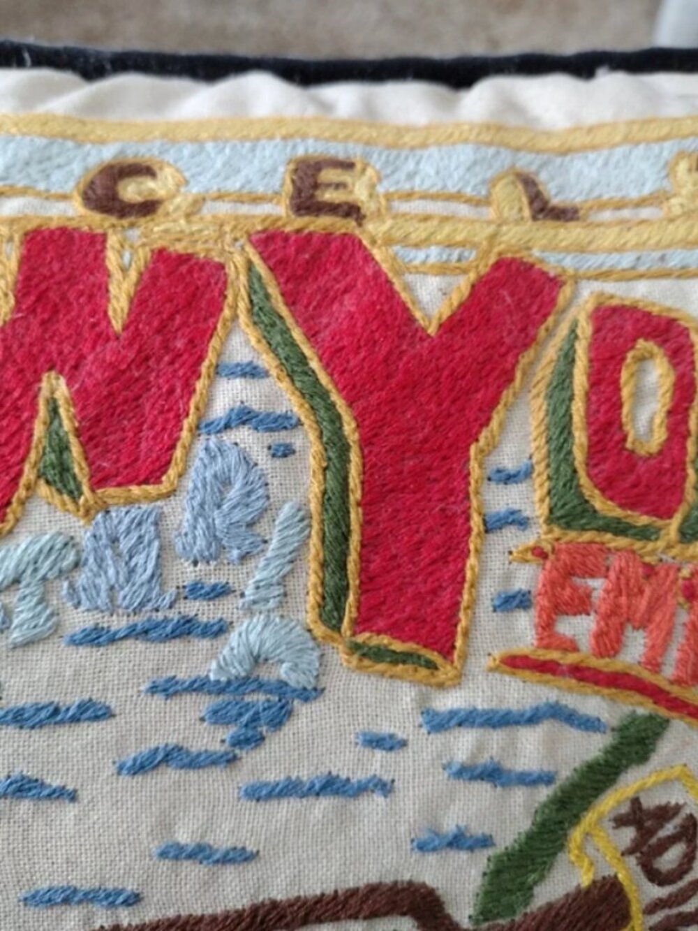 Catstudio New York Pillow Hand Embroidered, Iconic Places - Picture 16 of 16